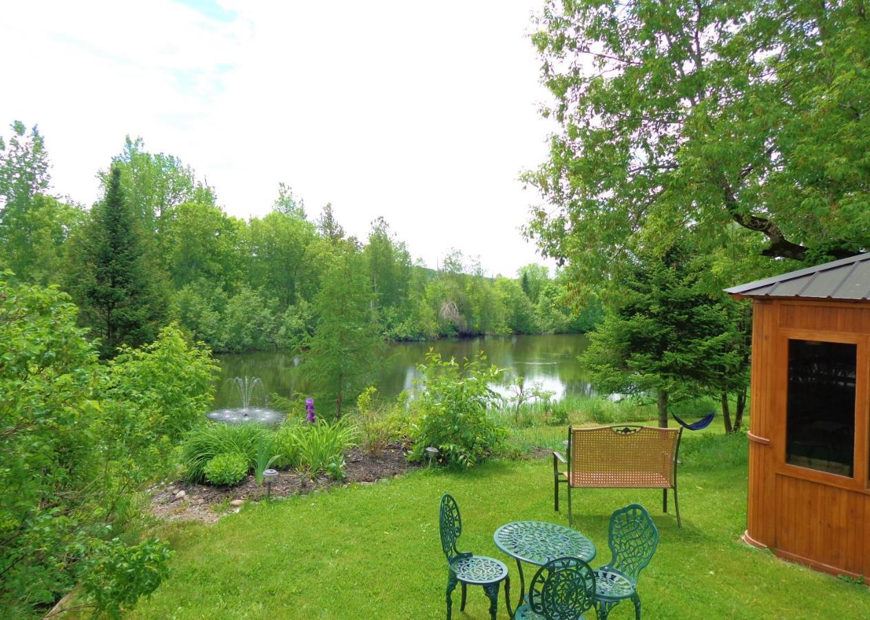 Motel Des Deux Lacs Waterloo Exterior photo