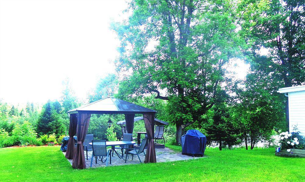 Motel Des Deux Lacs Waterloo Exterior photo