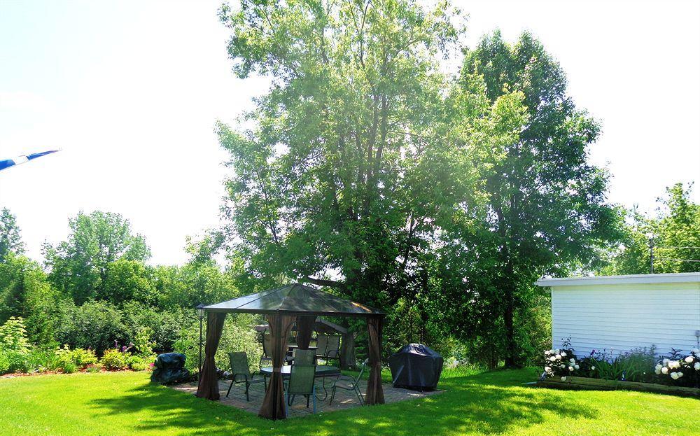 Motel Des Deux Lacs Waterloo Exterior photo