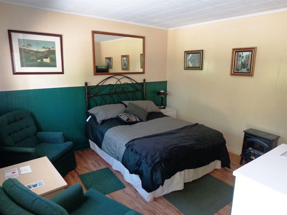 Motel Des Deux Lacs Waterloo Exterior photo