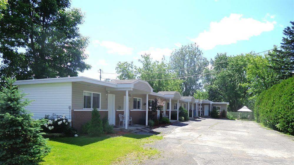 Motel Des Deux Lacs Waterloo Exterior photo