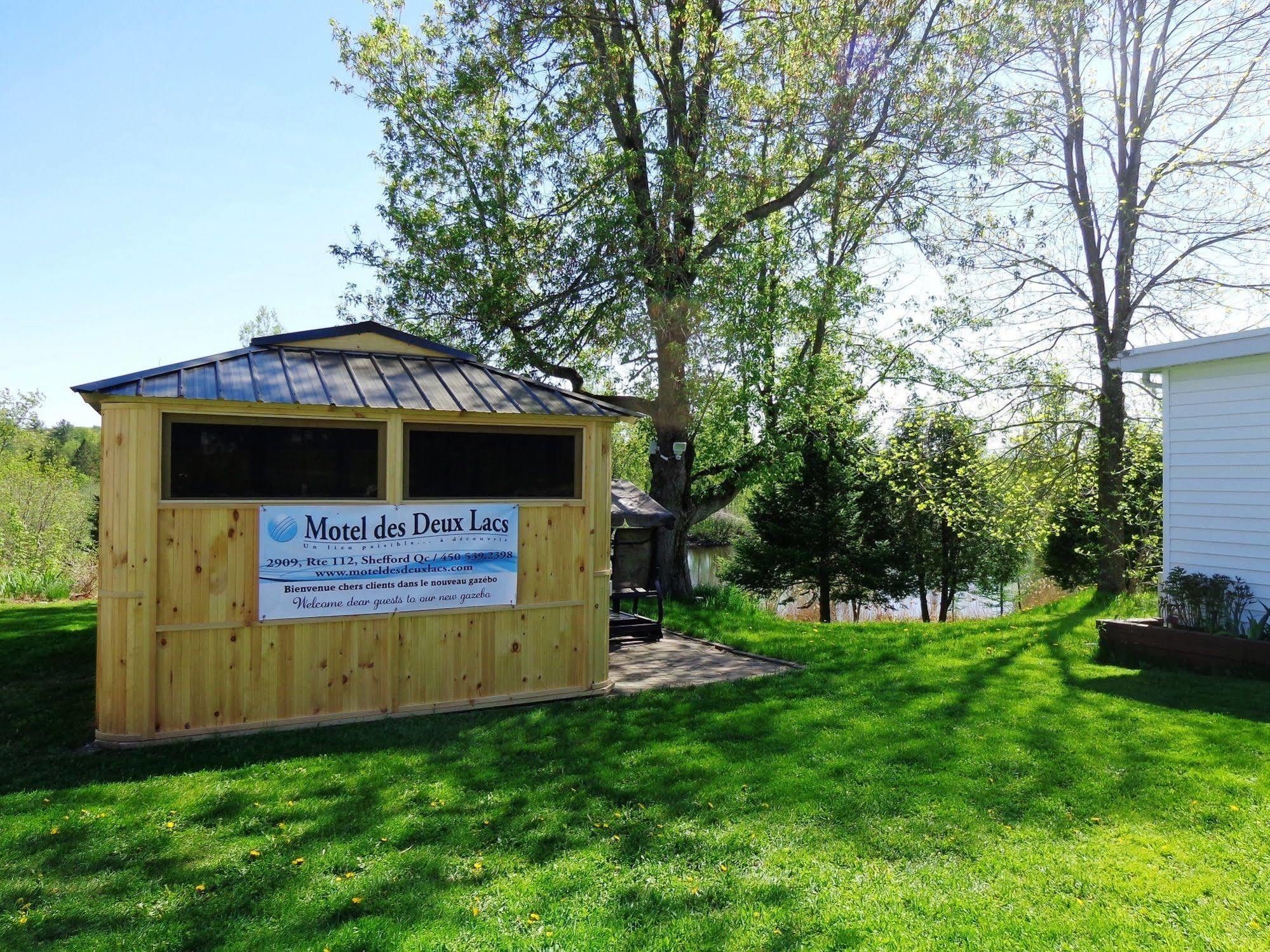Motel Des Deux Lacs Waterloo Exterior photo
