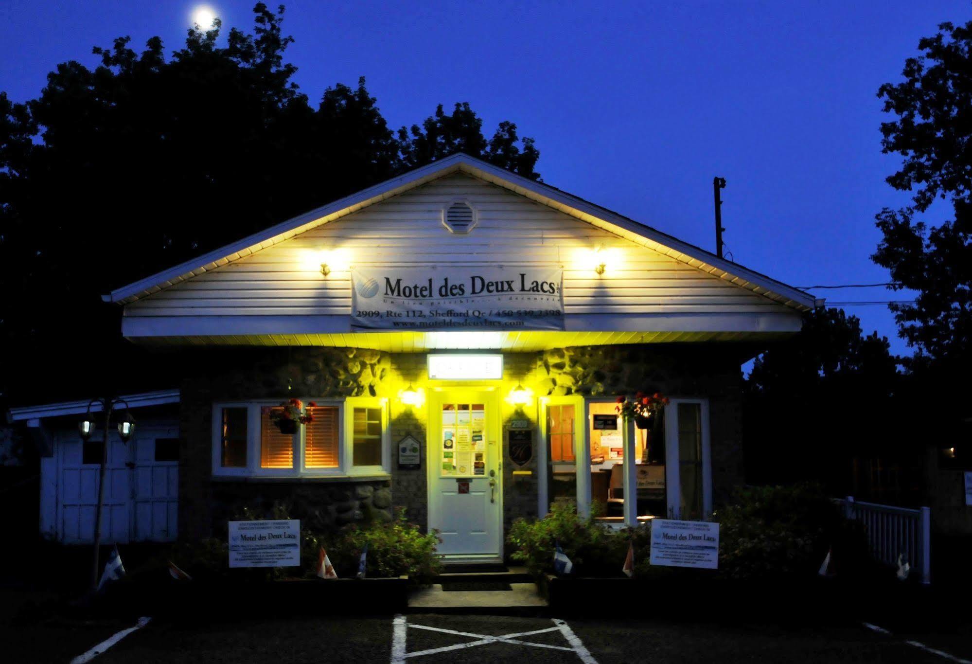 Motel Des Deux Lacs Waterloo Exterior photo