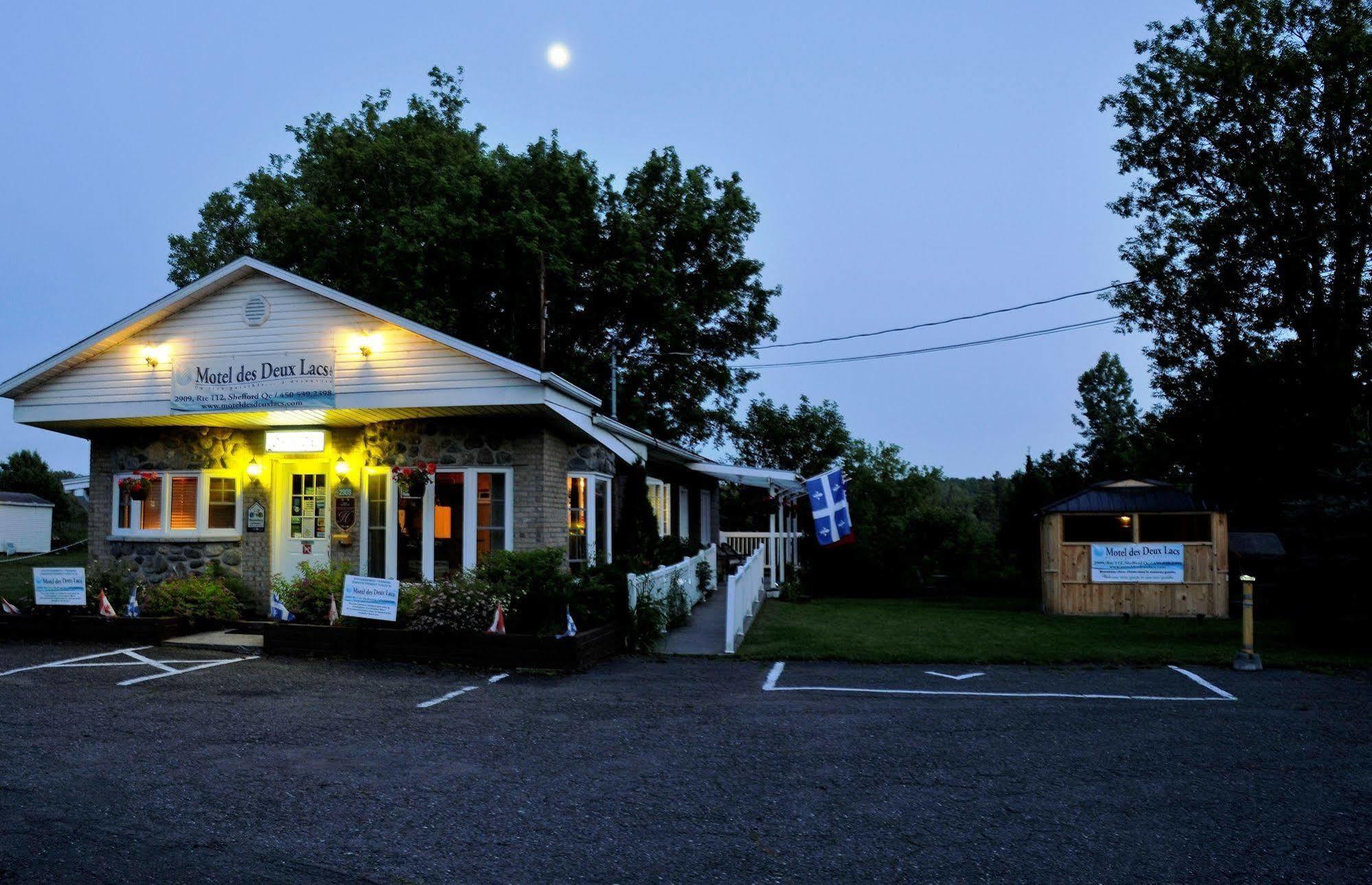 Motel Des Deux Lacs Waterloo Exterior photo