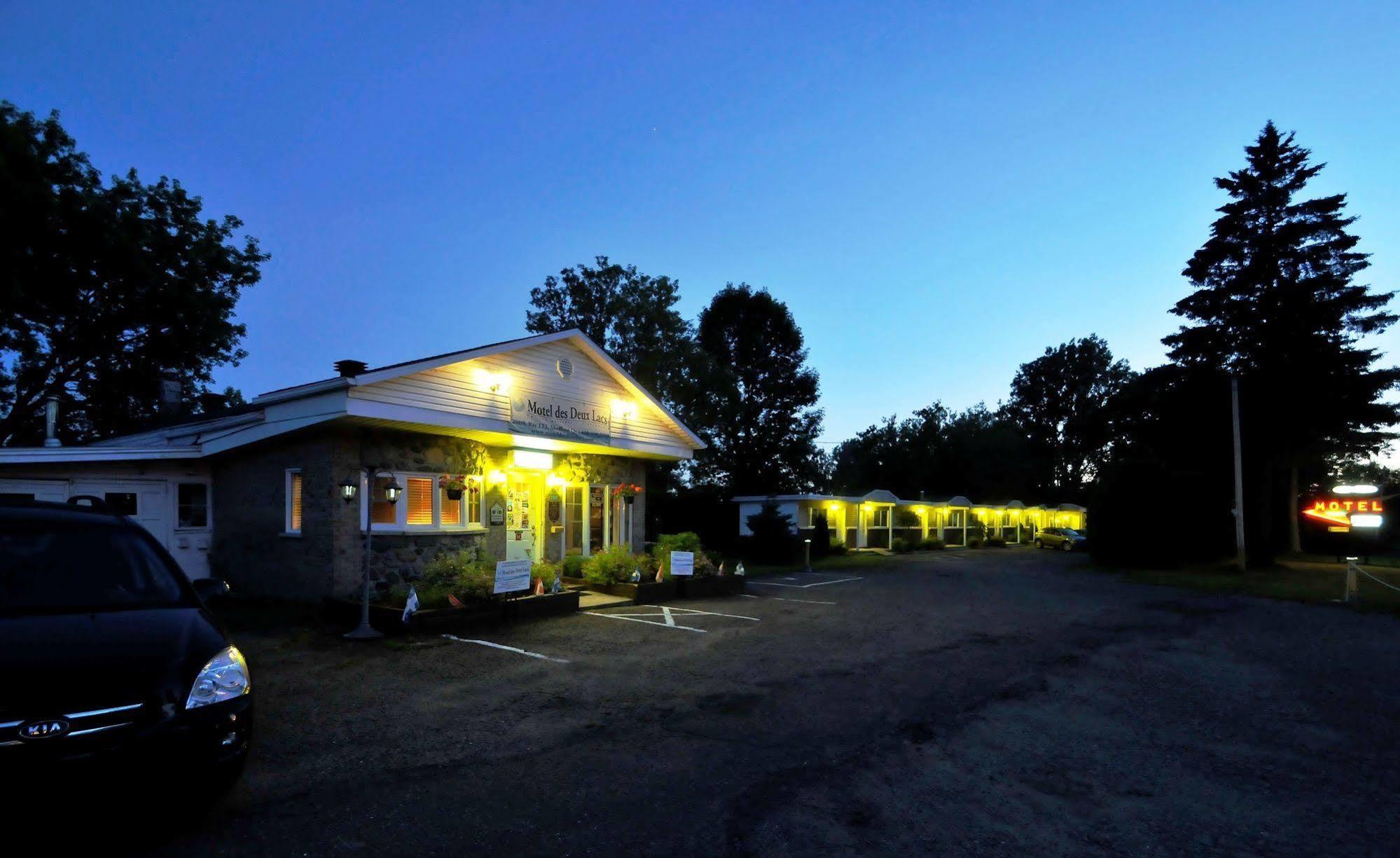 Motel Des Deux Lacs Waterloo Exterior photo
