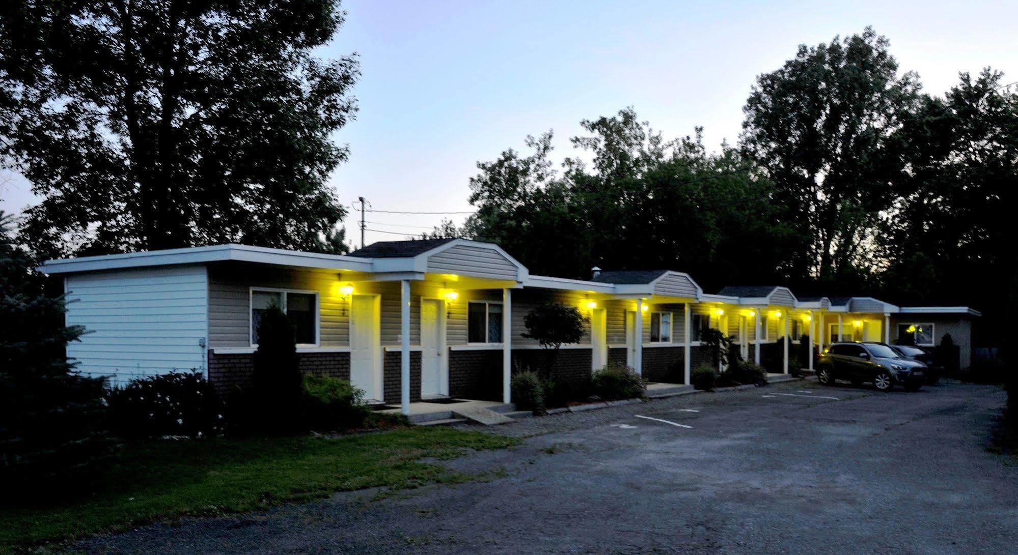 Motel Des Deux Lacs Waterloo Exterior photo
