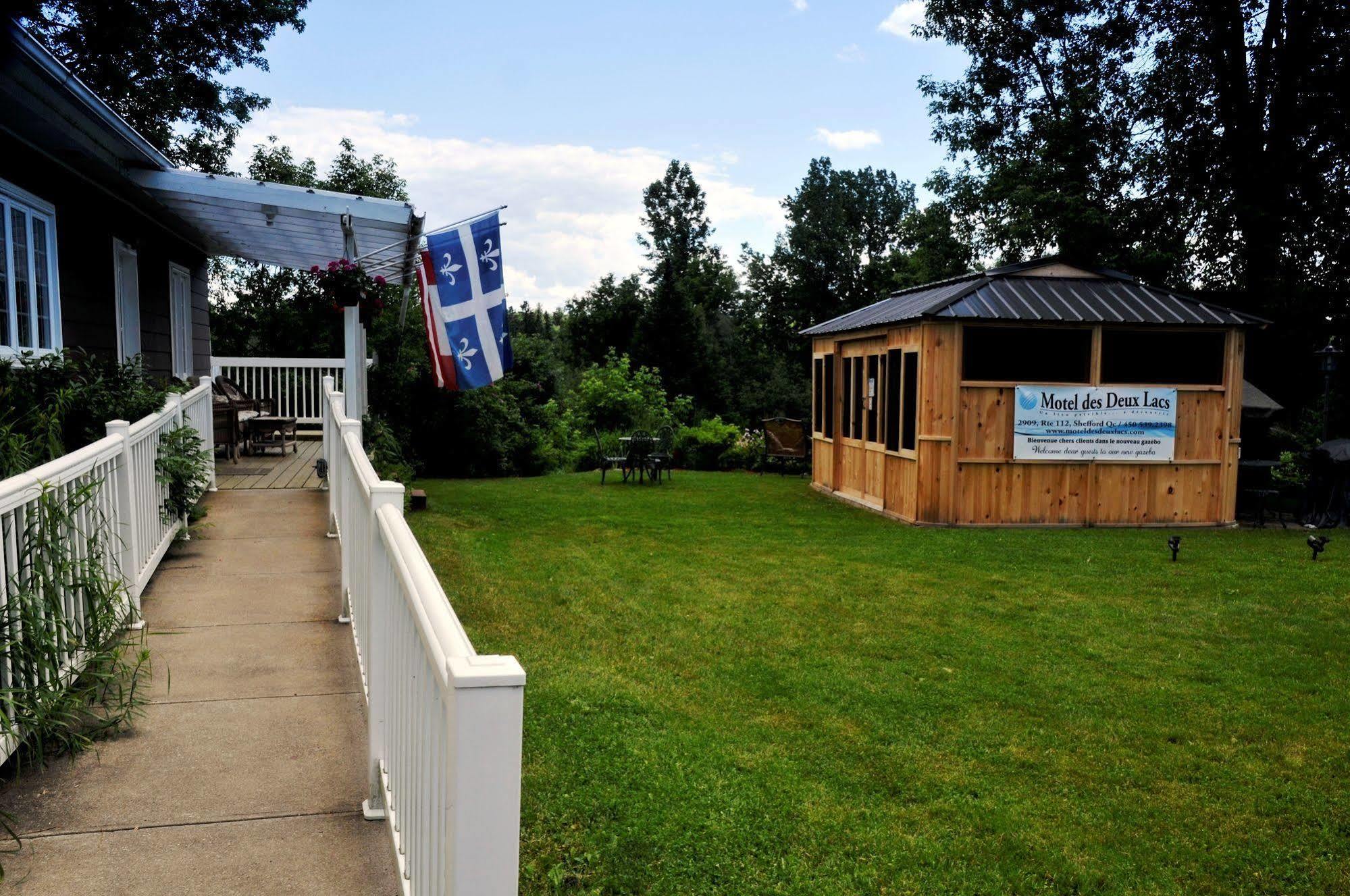 Motel Des Deux Lacs Waterloo Exterior photo