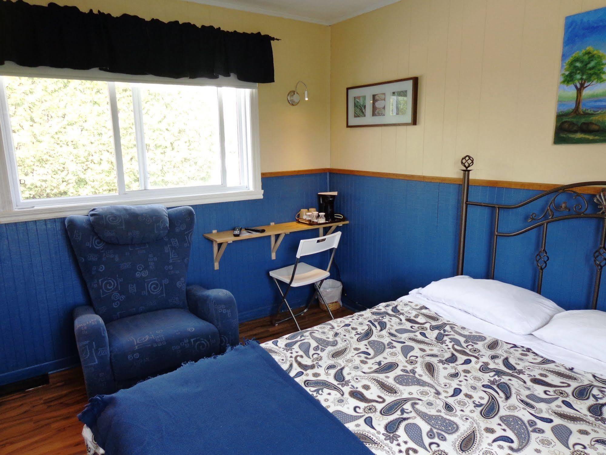 Motel Des Deux Lacs Waterloo Exterior photo