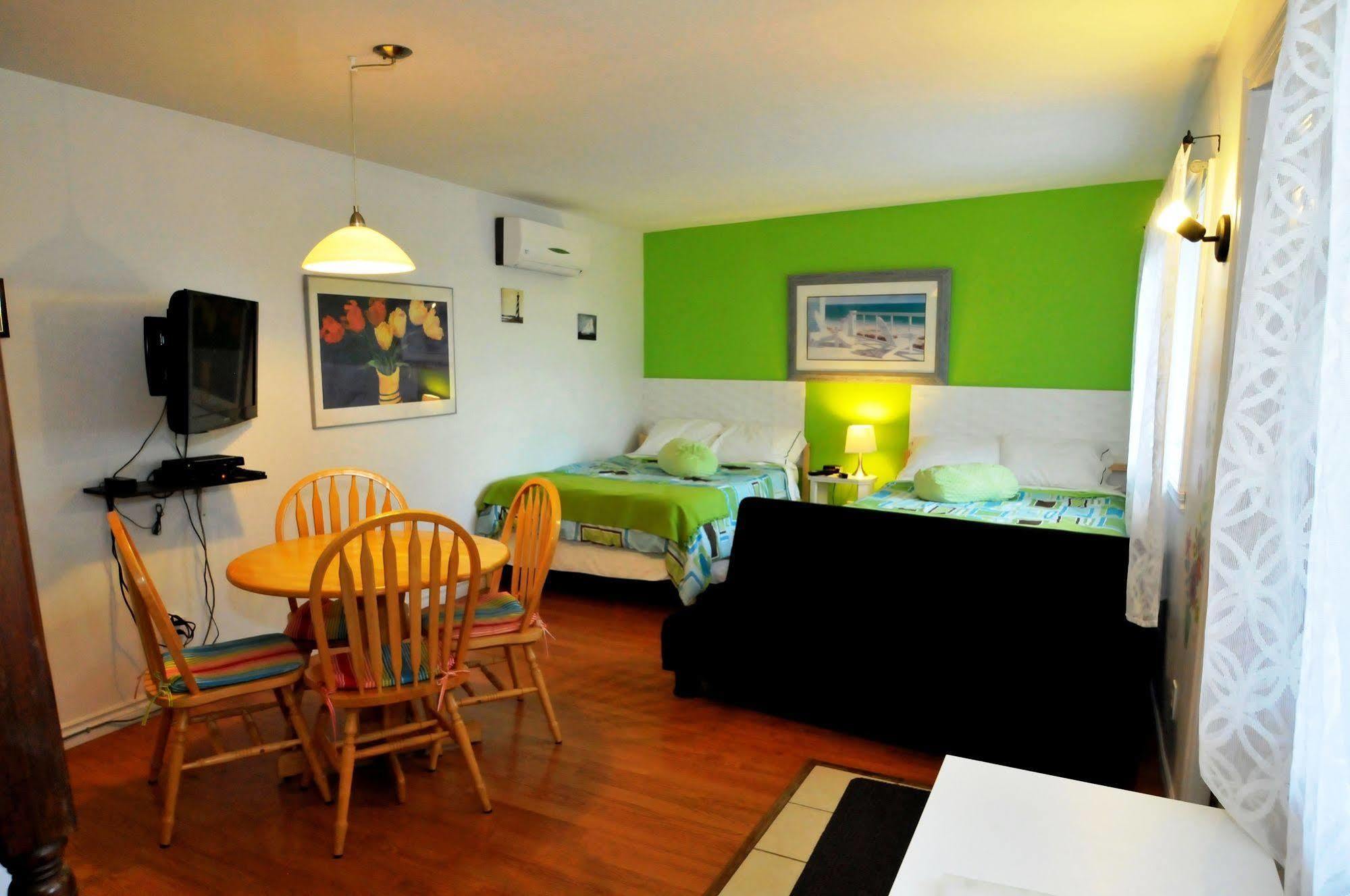 Motel Des Deux Lacs Waterloo Exterior photo