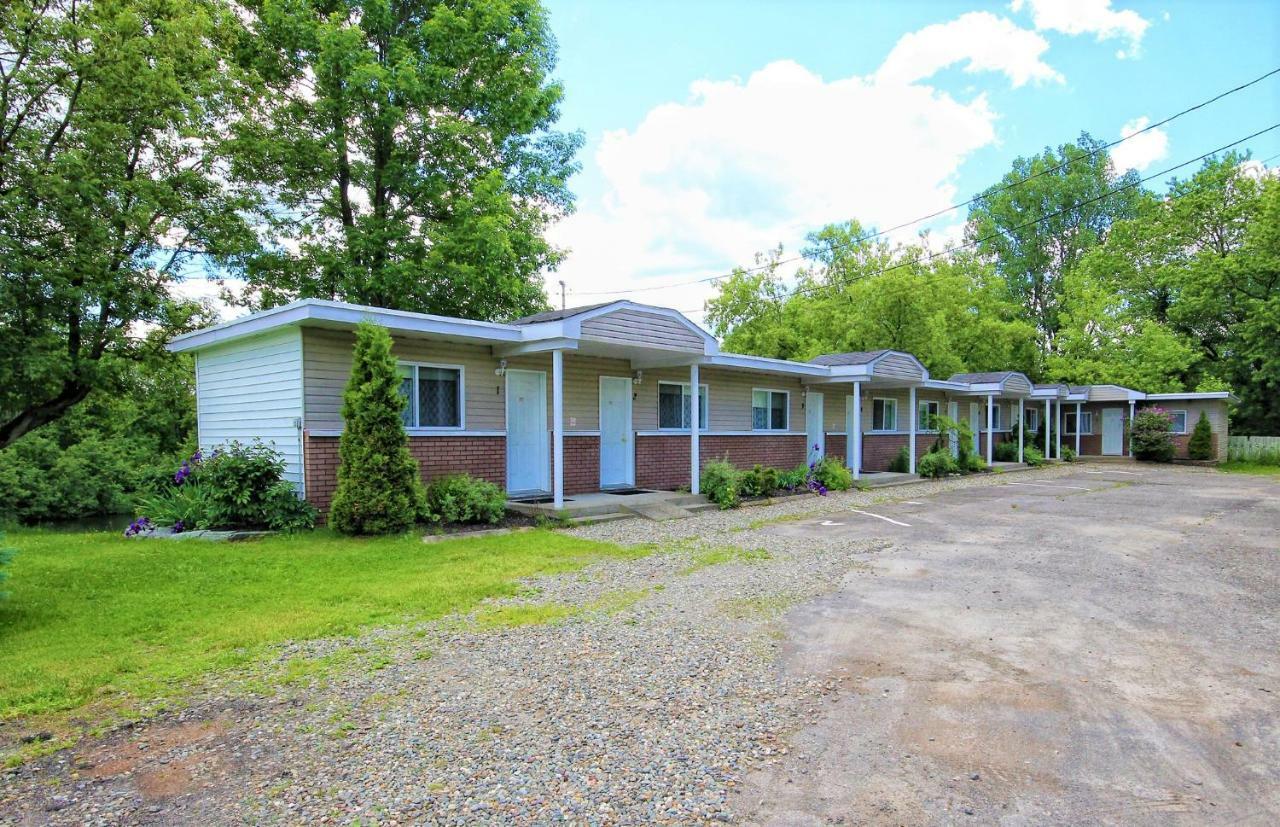Motel Des Deux Lacs Waterloo Exterior photo